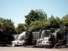 Franklin Delano Roosevelt Memorial. Hier erstrecken sich zahlreiche Wasserf�lle, Skulpturen und Inschriften auf �ber 30.000 qm. Das moderne Denkmal wurde 1997 er�ffnet.